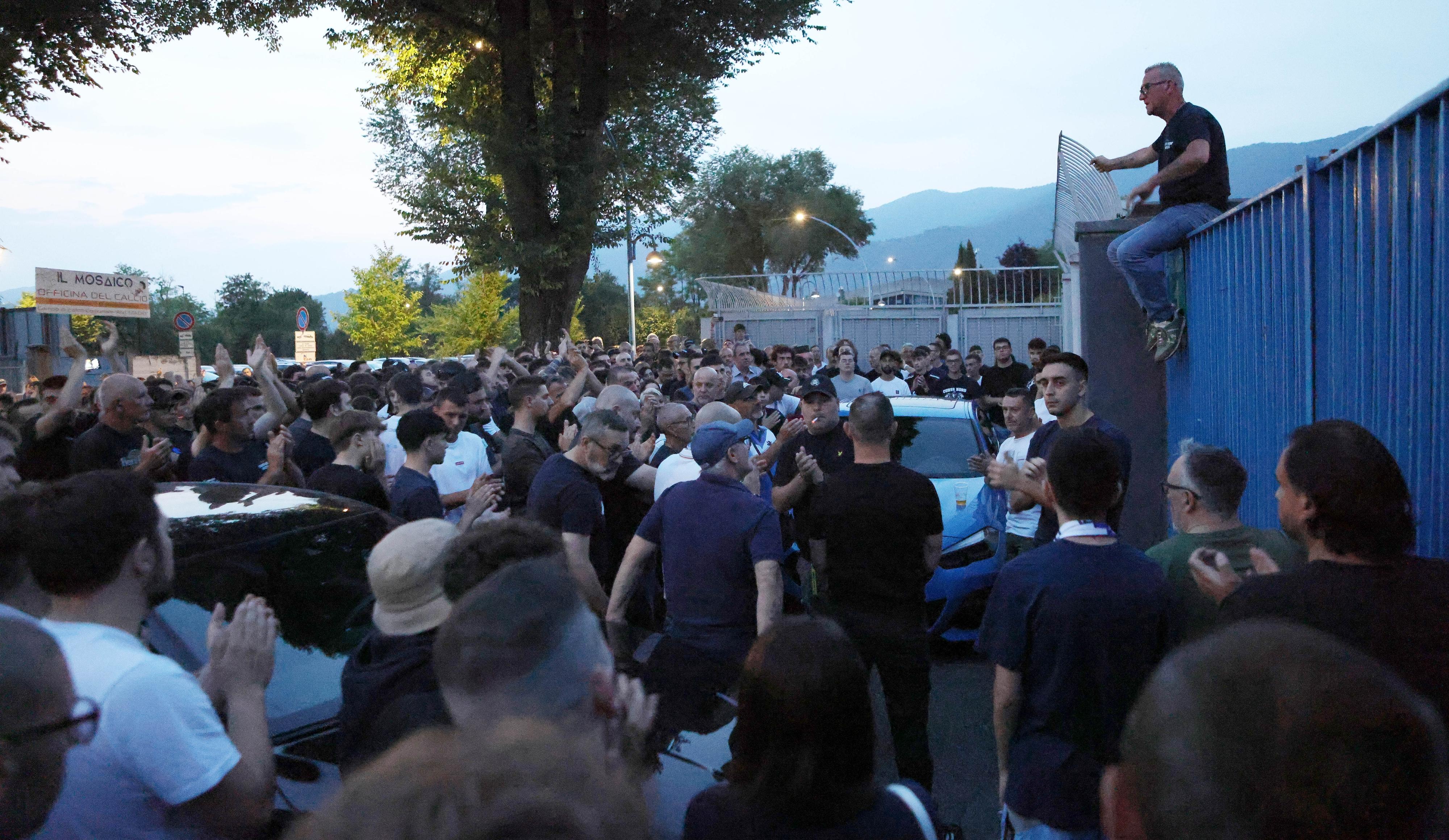 Brescia, operazione salvataggio. Ma gli ultras contestano la fusione: “Si cancellano 114 anni di storia” Brescia, operazione salvataggio. Ma gli ultras contestano la fusione: “Si cancellano 114 anni di storia”