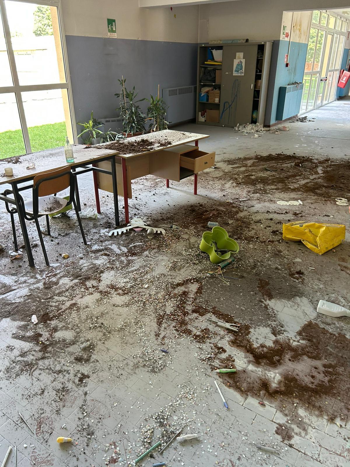 baranzate raid vandalico devasta la scuola primaria danni ingenti