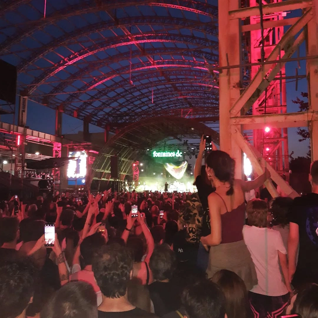 La visuale toccata in sorte a numerosi spettatori del concerto al Carroponte (foto Gianluca Crugnola su Facebook)