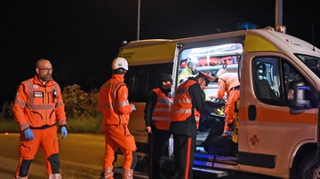 Massa, travolta da un’auto mentre è in bici: muore nella notte in ospedale