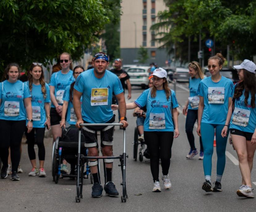 Paziente paraplegico torna a camminare: primo caso al mondo al San Raffaele, una speranza per molti
