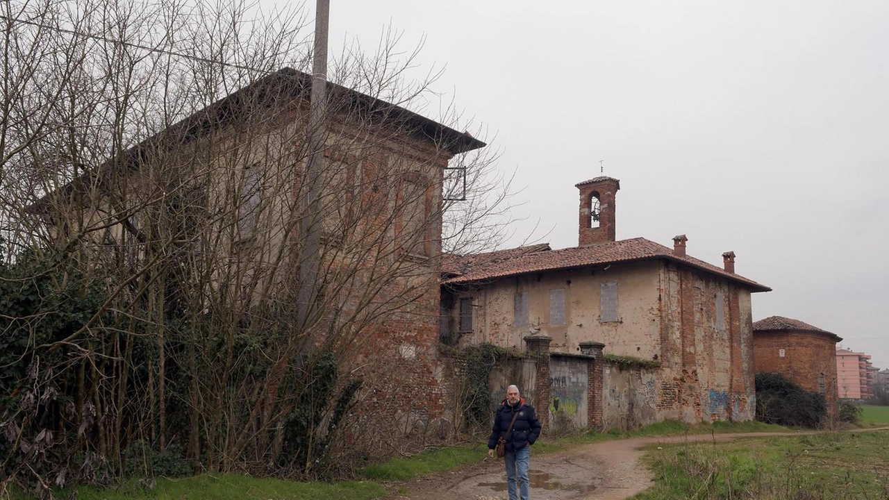 Il primo nucleo del complesso rurale affacciato sul Naviglio risale al ’500. Rimane per ora sulla carta il progetto di restauro approvato tre anni fa . Il primo nucleo del complesso rurale affacciato sul Naviglio risale al ’500. Rimane per ora sulla carta il progetto di restauro approvato tre anni fa .