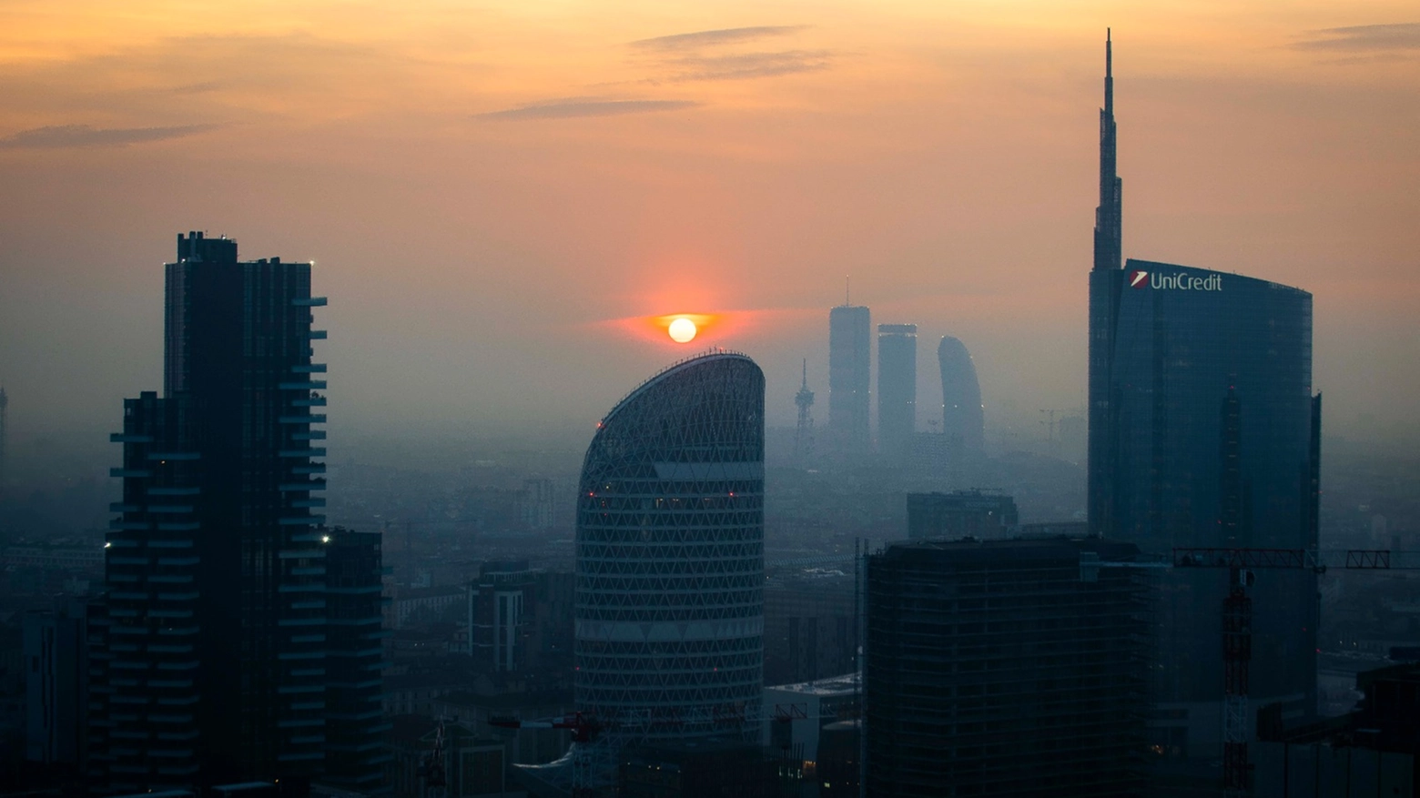 Lo skyline di Milano soffocato dallo smog (Andrea Fasani)