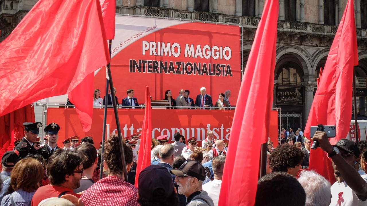 L’arrivo del corteo del 1 Maggio in piazza Scala e Duomo
