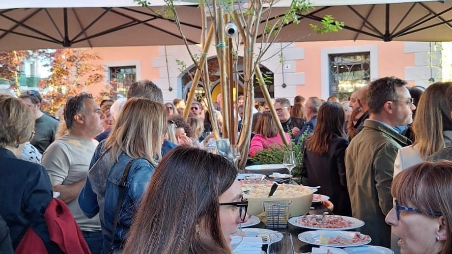 Il taglio del nastro dell’Osteria Verdi dove una volta si trovava il bar quasi omonimo. Ora però si può anche pranzare Il taglio del nastro dell’Osteria Verdi dove una volta si trovava il bar quasi omonimo. Ora però si può anche pranzare