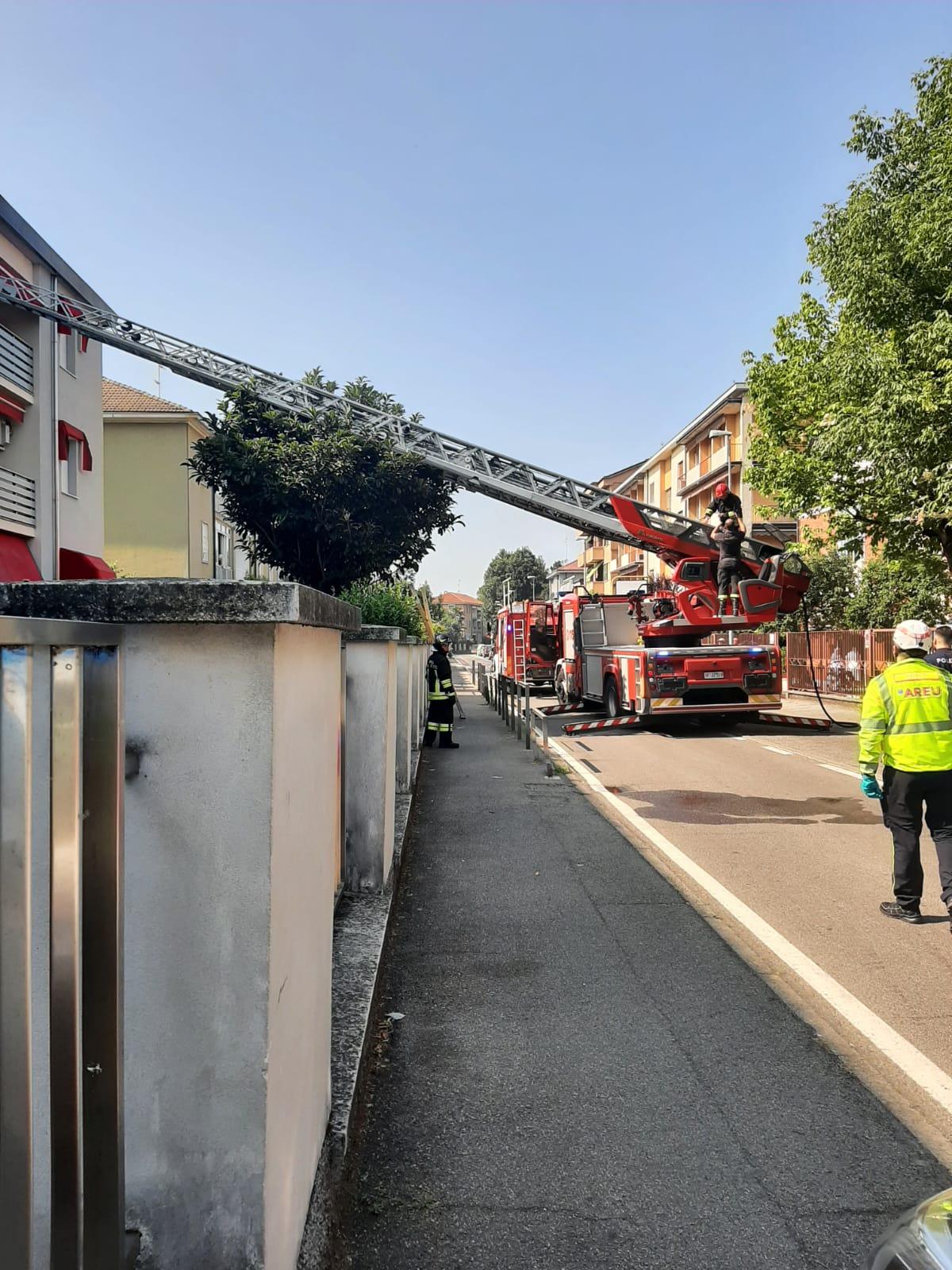 Scoppia un incendio sul balcone di un appartamento: allarme a Lodi in via Cabrini Scoppia un incendio sul balcone di un appartamento: allarme a Lodi in via Cabrini