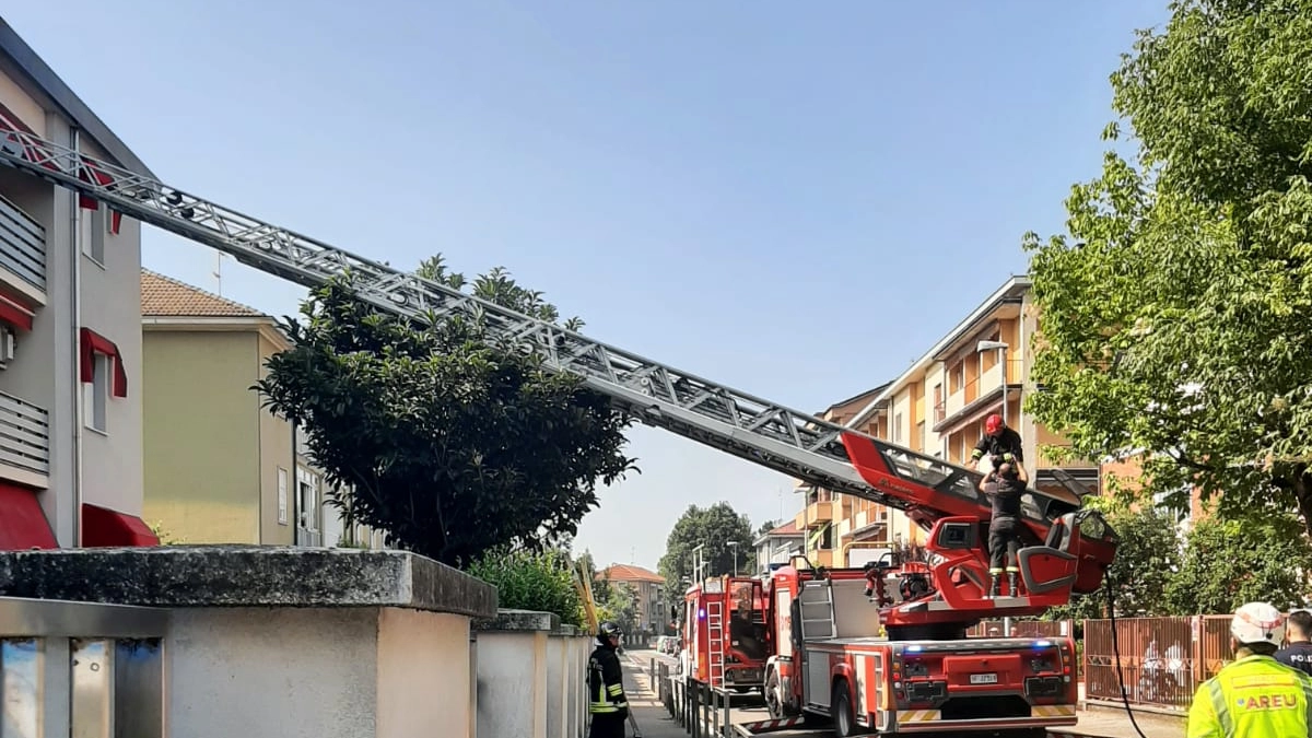 L'intervento per salvare l'appartamento dalle fiamme L'intervento per salvare l'appartamento dalle fiamme