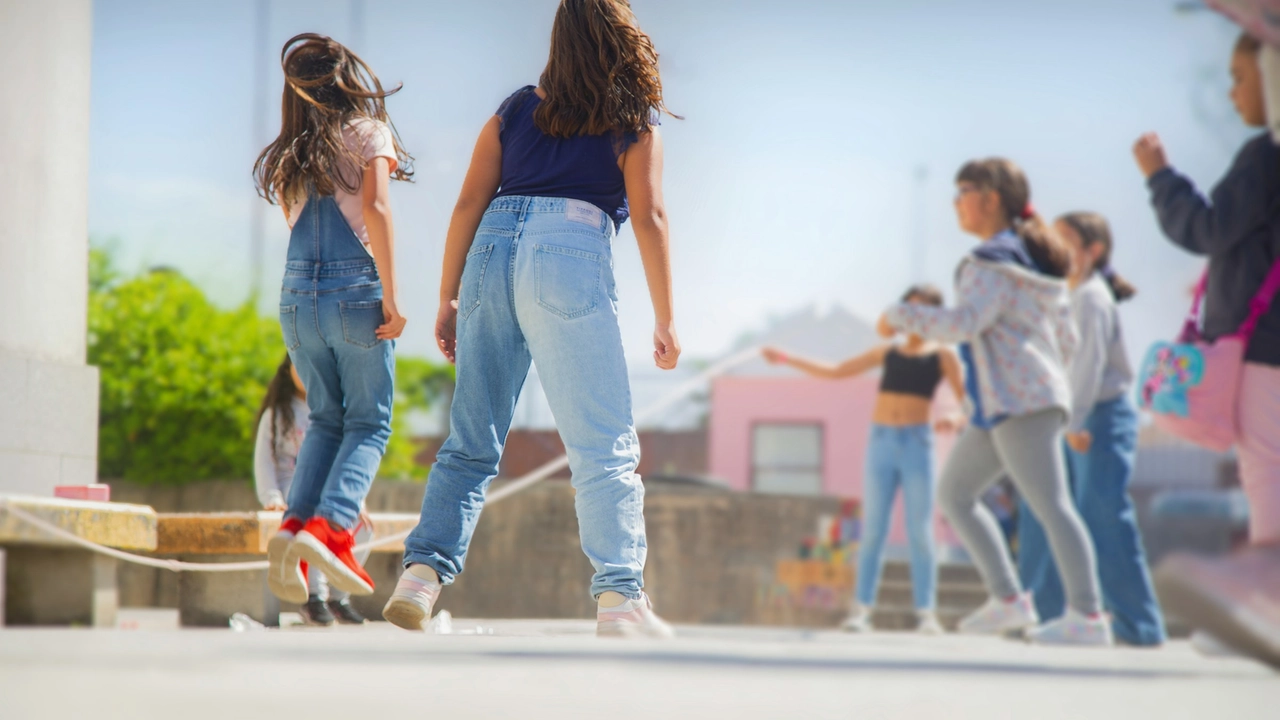 L’Italia è ferma sull’educazione sessuale e affettiva a scuola: Milano fa da sé e chiede una legge nazionale