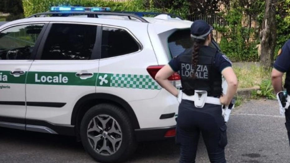 Gli agenti della polizia locale di Brugherio (Foto archivio)