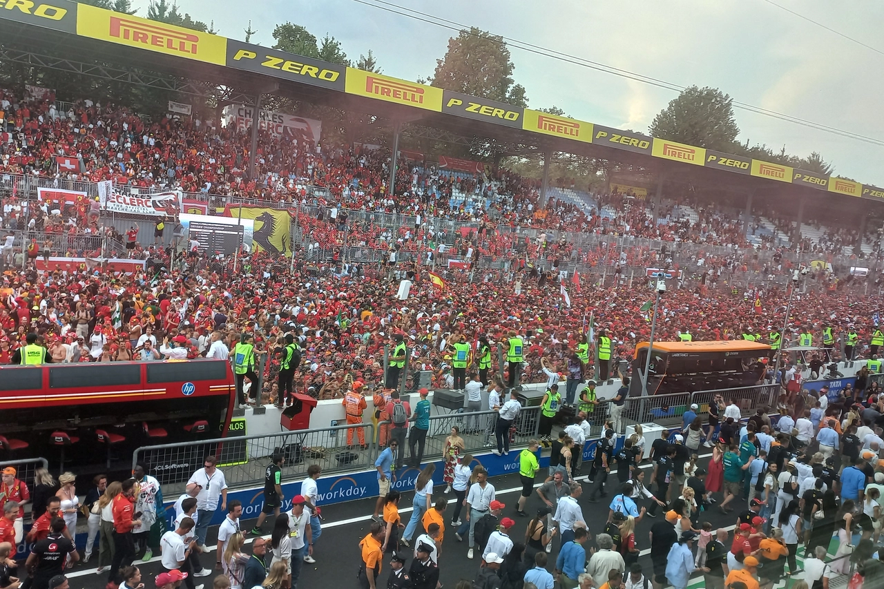 I tifosi invadono la pista