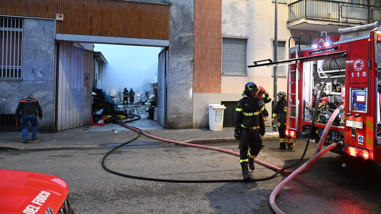 Vigili del fuoco al lavoro per spegnere le fiamme nel capannone industriale in via Cesalpino, in zona Palmanova Vigili del fuoco al lavoro per spegnere le fiamme nel capannone industriale in via Cesalpino, in zona Palmanova