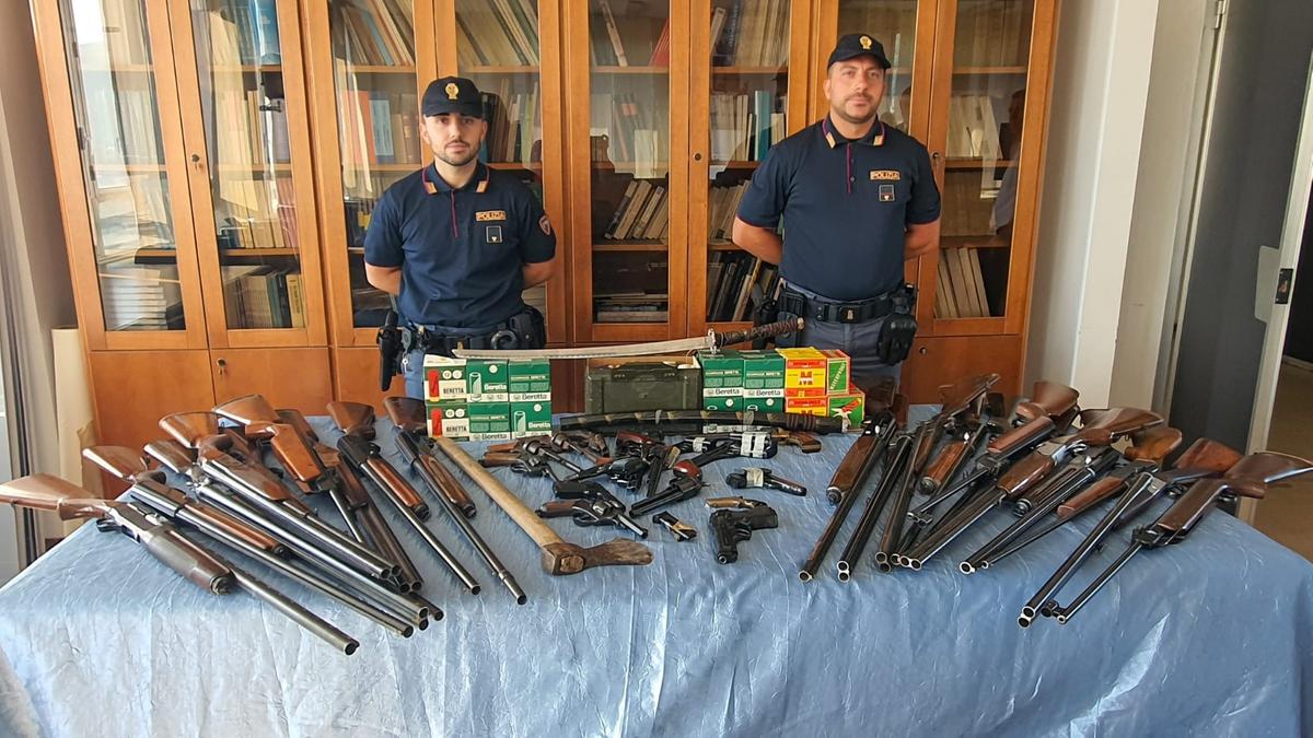 Brescia, controlli su armi e munizioni: sequestrati 304 fucili e pistole Brescia, controlli su armi e munizioni: sequestrati 304 fucili e pistole