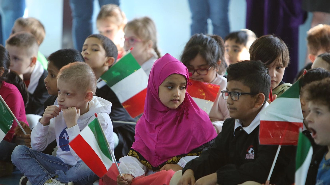 Grande partecipazione con i piccoli alunni della scuola primaria coinvolti nella Giornata dell’Unità nazionale, della Costituzione e della Bandiera tricolore
