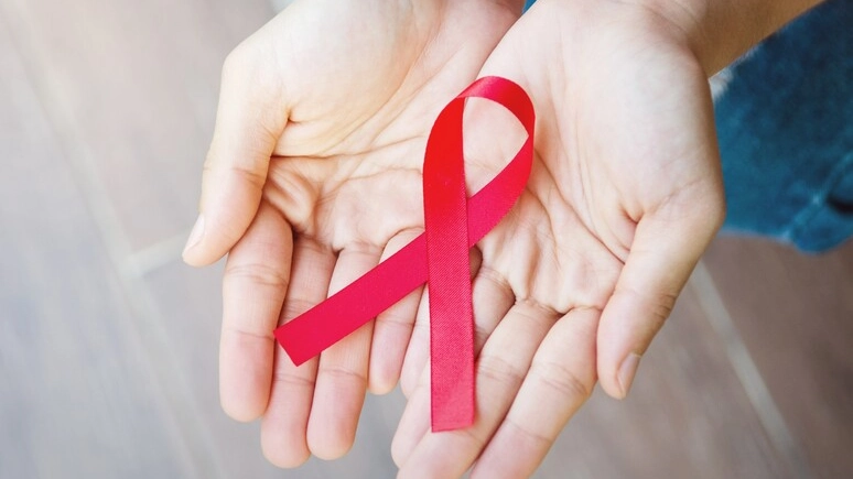 Il fiocco rosso simbolo della lotta all'AIDS, malattia causata dall'HIV (ANSA) Il fiocco rosso simbolo della lotta all'AIDS, malattia causata dall'HIV (ANSA)