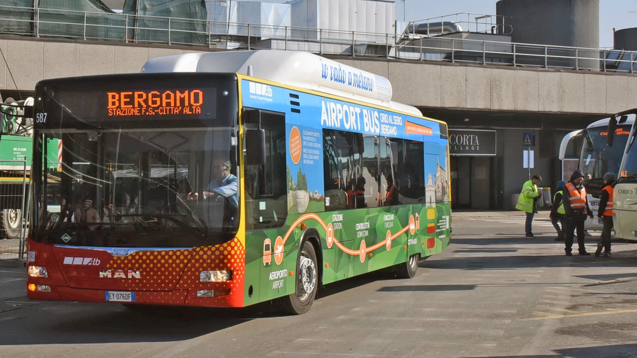 Un autobus di linea alla stazione di Bergamo Un autobus di linea alla stazione di Bergamo