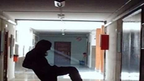 Busto Arsizio, lite in centro tra giovanissimi per futili motivi. Una ventina i partecipanti. Fuggi-fuggi all’arrivo della Locale. Ferito trovato privo di sensi. È in osservazione dopo la Tac . Busto Arsizio, lite in centro tra giovanissimi per futili motivi. Una ventina i partecipanti. Fuggi-fuggi all’arrivo della Locale. Ferito trovato privo di sensi. È in osservazione dopo la Tac .