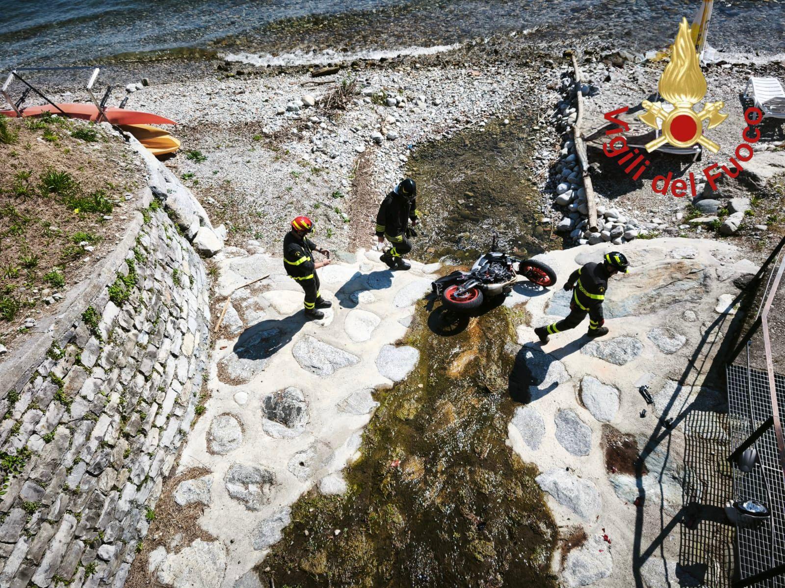 incidente sulla regina a griante finisce contro una ringhiera salvo per miracolo grazie a un gesto determinante