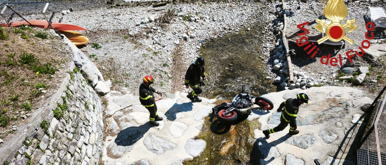 Incidente sulla Regina a Griante, finisce contro una ringhiera: salvo per miracolo (grazie a un gesto determinante)