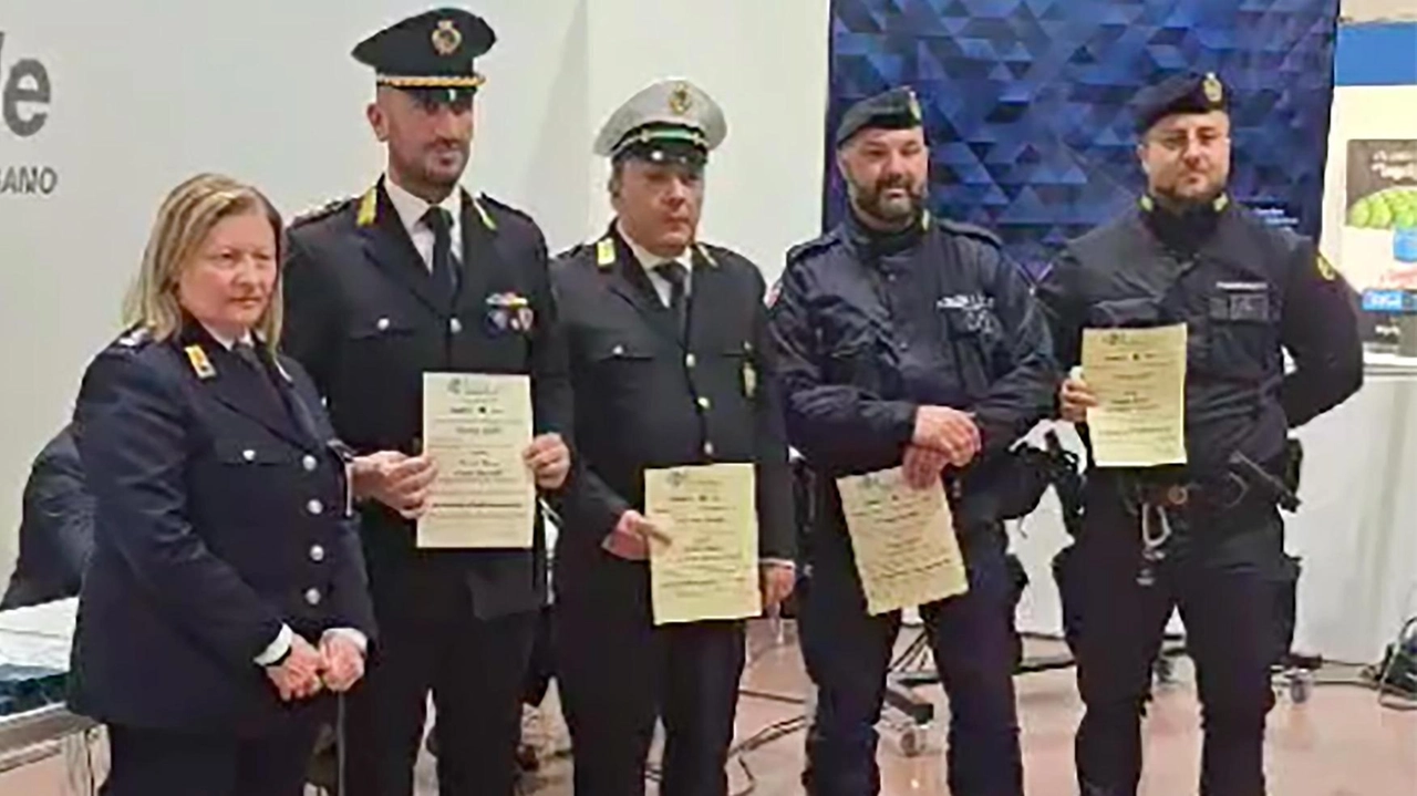 Encomio al comandante Stefano Palmeri a Campolongo (sovrintendente) a Piero Favata (assistente) e a Daniele Tripiedi (agente scelto) Encomio al comandante Stefano Palmeri a Campolongo (sovrintendente) a Piero Favata (assistente) e a Daniele Tripiedi (agente scelto)