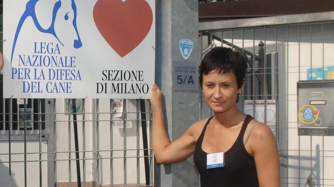 Elisa Cezza. , referente del rifugio e di Anci, è stata. premiata da Legambiente Elisa Cezza. , referente del rifugio e di Anci, è stata. premiata da Legambiente