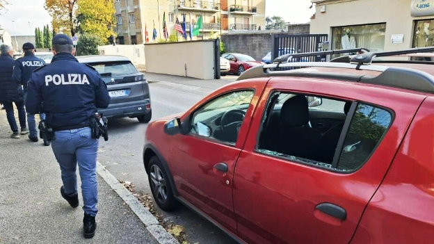 I proprietari delle auto in sosta si sono trovati tanti danni ai veicoli a fronte di furti di lieve entità I proprietari delle auto in sosta si sono trovati tanti danni ai veicoli a fronte di furti di lieve entità