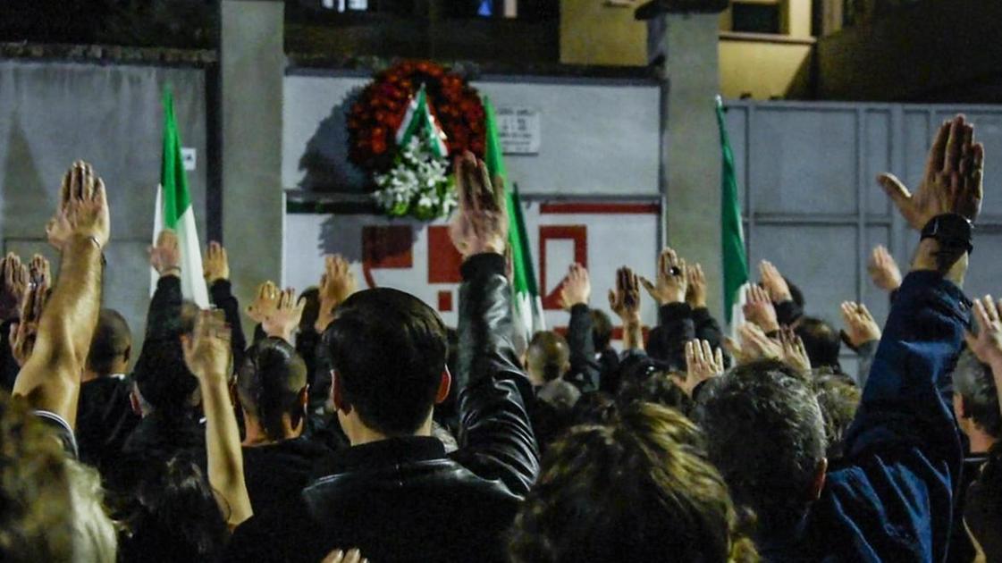 Saluti romani al raduno per Ramelli. La Procura aprirà un nuovo fascicolo Saluti romani al raduno per Ramelli. La Procura aprirà un nuovo fascicolo