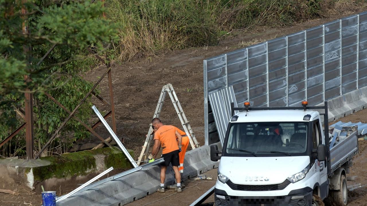 Installazione della recinzione dell'area stadio