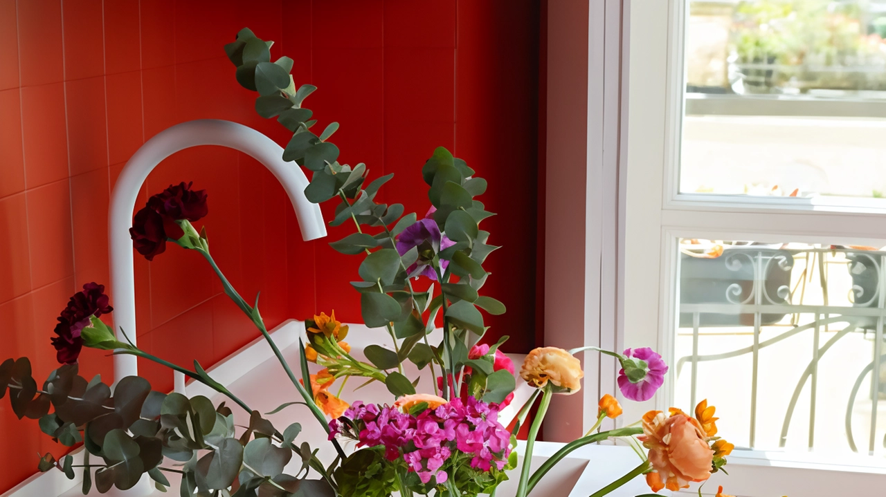 La interior designer e la sfida accettata: gli arredi di Kartell, i colori e i fiori come cifra stilistica "Il nostro viaggio tra futuro e fantasia: le mie abitazioni assomigliano alle persone che le abitano".