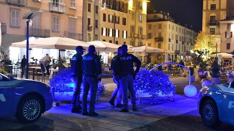 ragazzi violenti seviziano anziano