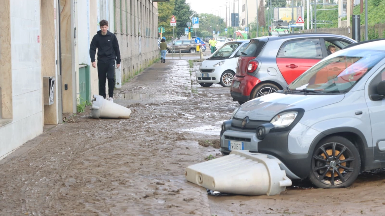 Milano, defluita l'acqua restano fango e danni