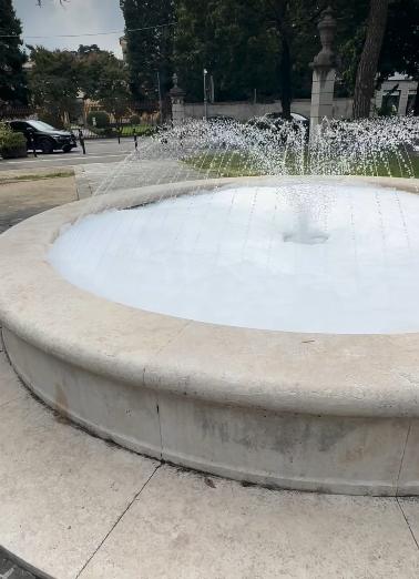 Seriate, la fontana di via Dante piena di schiuma. L’amarezza del sindaco sui social