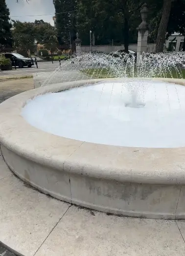 Seriate, la fontana di via Dante piena di schiuma. L’amarezza del sindaco sui social
