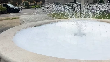 Seriate, la fontana piena di schiuma (Frame video sindaco Gabriele Cortesi)