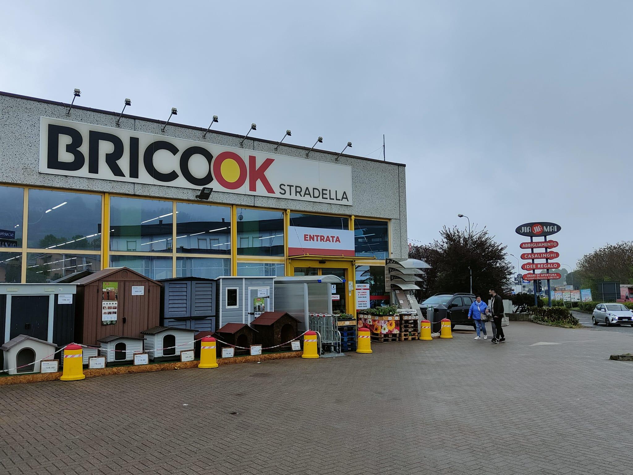 Stradella, ladri al Briko OK: tagliata la cassaforte col flessibile, bottino di 1.500 euro Stradella, ladri al Briko OK: tagliata la cassaforte col flessibile, bottino di 1.500 euro