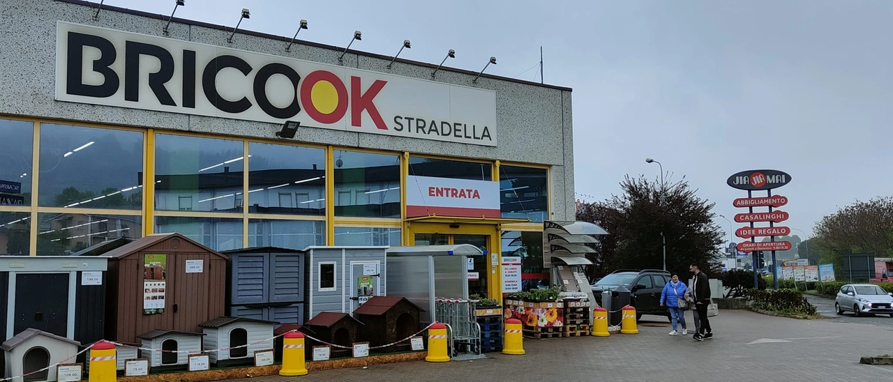 Stradella, ladri al Briko OK: tagliata la cassaforte col flessibile, bottino di 1.500 euro