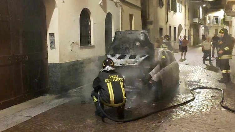 L'intervento dei vigili del fuoco in via Persani L'intervento dei vigili del fuoco in via Persani