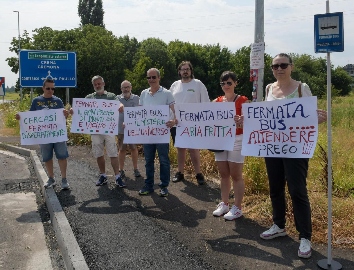 Flash mob sulla Paullese: "Basta fermate fantasma. Ancora così dopo 8 anni" Flash mob sulla Paullese: "Basta fermate fantasma. Ancora così dopo 8 anni"