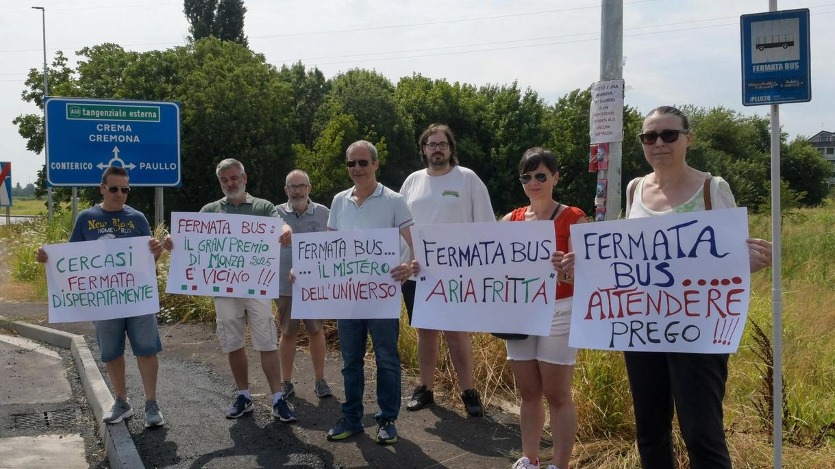 Flash mob sulla Paullese: “Basta fermate fantasma, riattivatele al più presto”