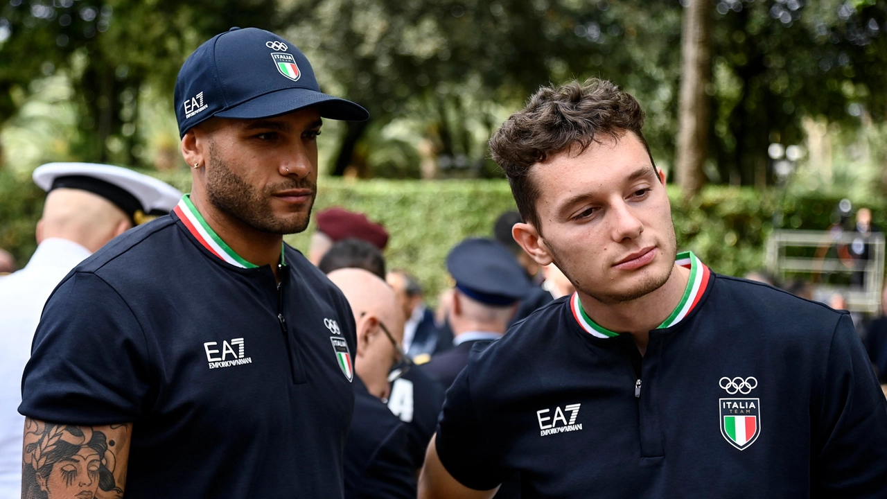 Marcel Jacobs e Filippo Tortu durante la cerimonia nei giardini del Quirinale di consegna della bandiera tricolore per gli atleti in partenza per i Giochi Olimpici e Paralimpici di Parigi nel 2024 Marcel Jacobs e Filippo Tortu durante la cerimonia nei giardini del Quirinale di consegna della bandiera tricolore per gli atleti in partenza per i Giochi Olimpici e Paralimpici di Parigi nel 2024