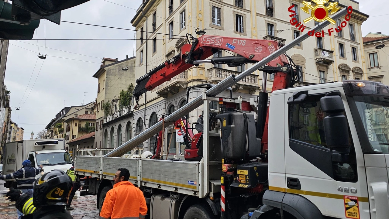 Camion aggancia cavi elettrici del tram  in Corso Italia all'incrocio con Santa Sofia a Milano
