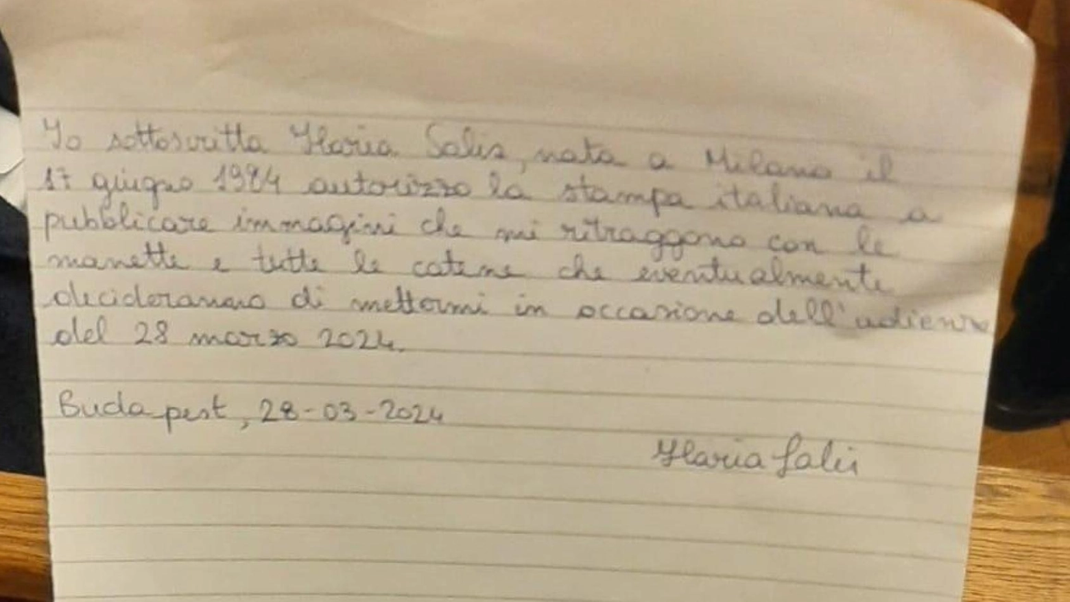 Lettera di Ilaria Salis, dove autorizza le foto con le manette