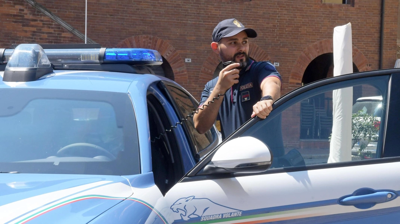 La perquisizione ordinata dalla Procura della Repubblica di Varese è scattata ieri mattina: coinvolti la polizia di Stato e i carabinieri La perquisizione ordinata dalla Procura della Repubblica di Varese è scattata ieri mattina: coinvolti la polizia di Stato e i carabinieri