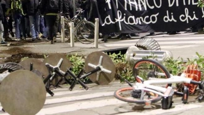 Parte dei danni causati dalla guerriglia urbana scatenata dagli anarchici nel 2023 Parte dei danni causati dalla guerriglia urbana scatenata dagli anarchici nel 2023