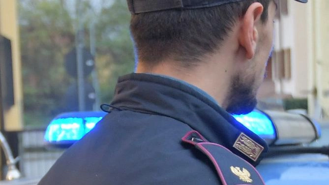 Gli agenti della questura sono intervenuti in una palazzina nel centro di Lodi Gli agenti della questura sono intervenuti in una palazzina nel centro di Lodi