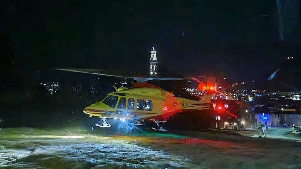 Il sessantottenne è stato raggiunto dai tecnici del Soccorso alpino, dai vigili del fuoco e dai sanitari dell’eliambulanza di Areu