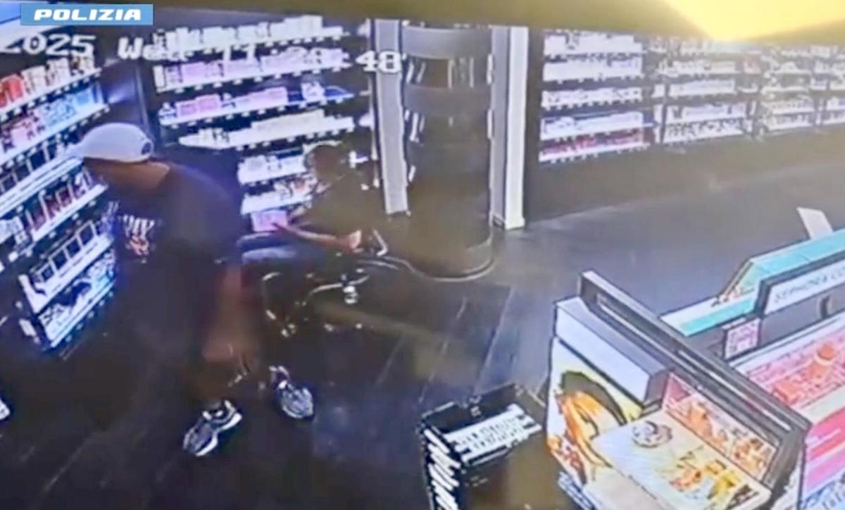 Sedia a rotelle e zaino schermato. Ladri di profumi: attrezzati, ma presi Sedia a rotelle e zaino schermato. Ladri di profumi: attrezzati, ma presi