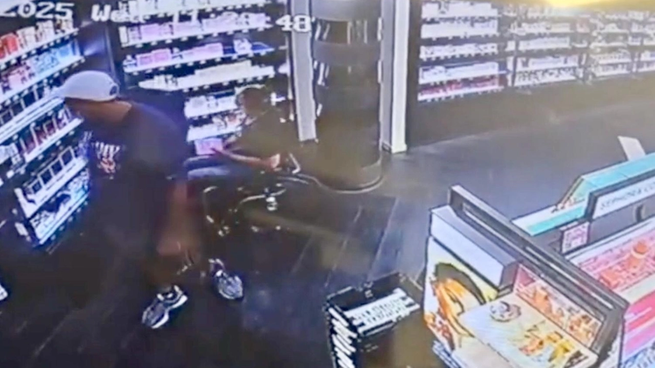 Un frame del filmato che le commesse hanno passato alla polizia di Stato Un frame del filmato che le commesse hanno passato alla polizia di Stato