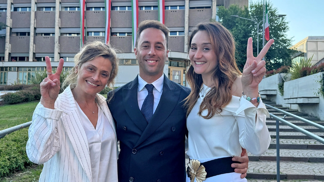 Il nuovo sindaco Mattia Ferretti è stato eletto sindaco con oltre il 60 % dei foto. Nella foto con la moglie Selene ( a destra) e la mamma Cristina