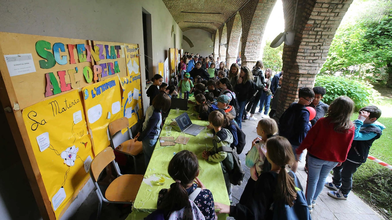 Esperimenti in diretta, mostre e stand nei chiostri della scuola media Confalonieri Esperimenti in diretta, mostre e stand nei chiostri della scuola media Confalonieri