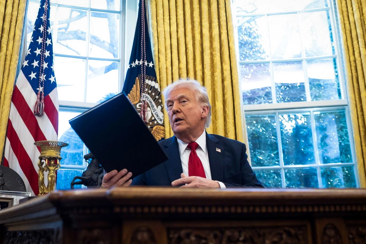 Donald Trump ha appena firmano un ordine esecutivo nello Studio Ovale